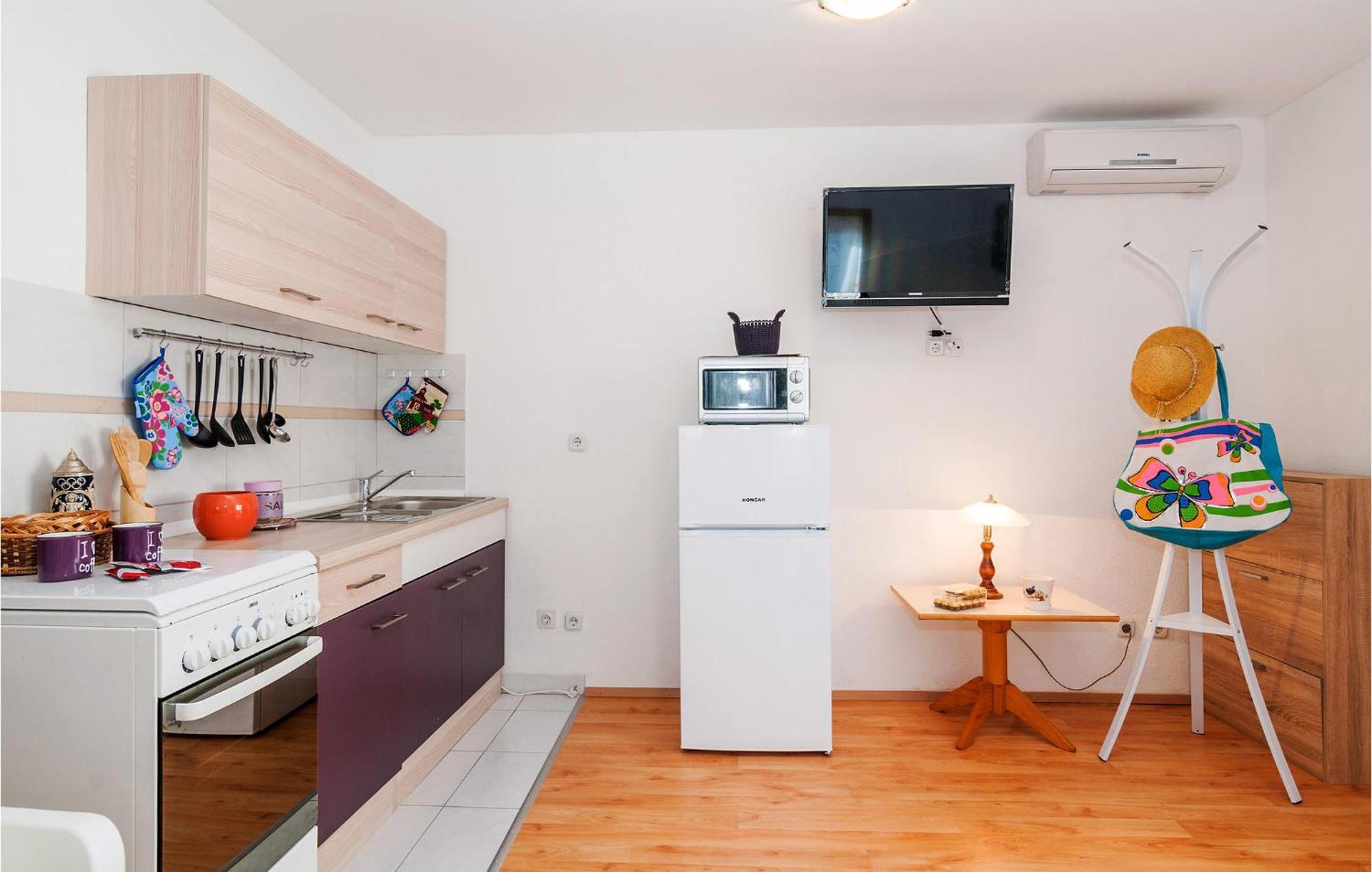 Nice Apartment In Vinjerac With Kitchen Exterior foto